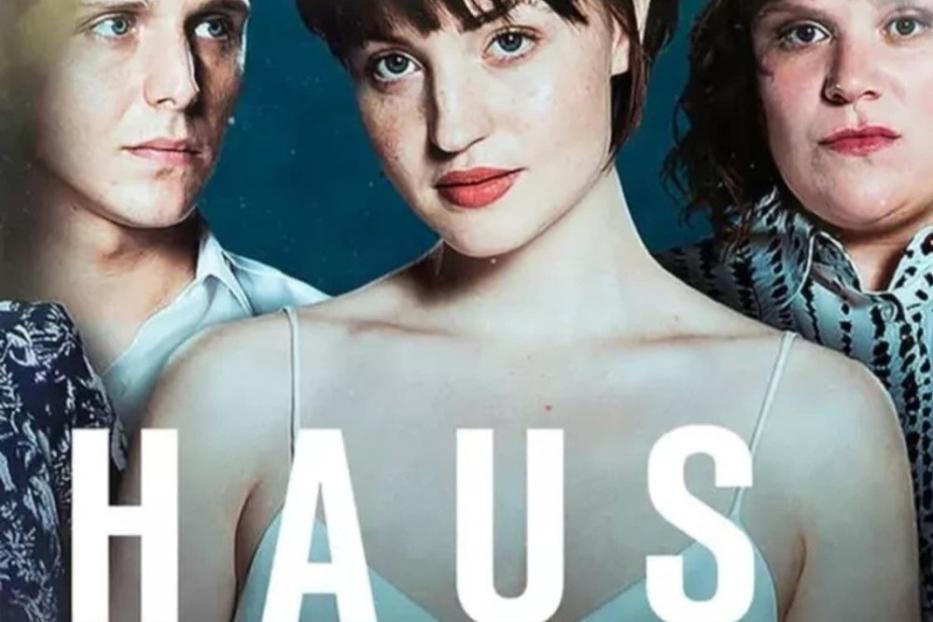 Das Filmplakat für „Haus aus Glas“ zeigt drei junge Menschen vor blauem Hintergrund.