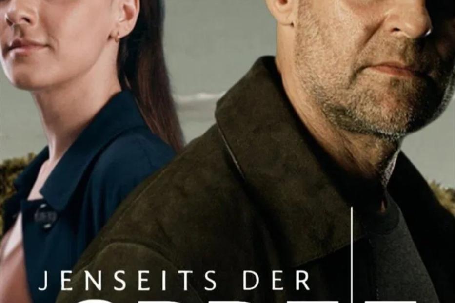 Das Filmplakat für die deutsche Fernsehserie „Jenseits der Spree“ mit zwei Schauspielern.