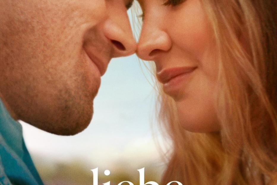 Nahaufnahme eines Paares, das sich liebevoll ansieht.