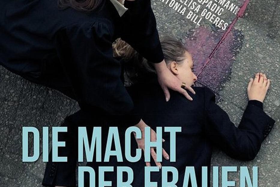 Das Filmplakat für „Die Macht der Frauen“ zeigt Natalia Wörner über einer am Boden liegenden Frau.