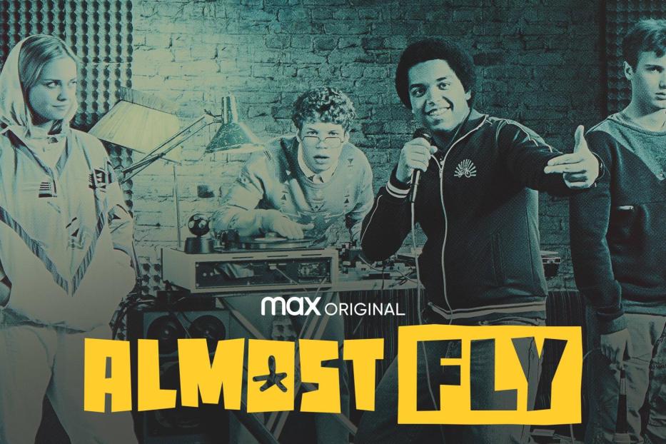 Das Poster für „Almost Fly“ zeigt vier Jugendliche vor einer Mauer und DJ-Equipment.