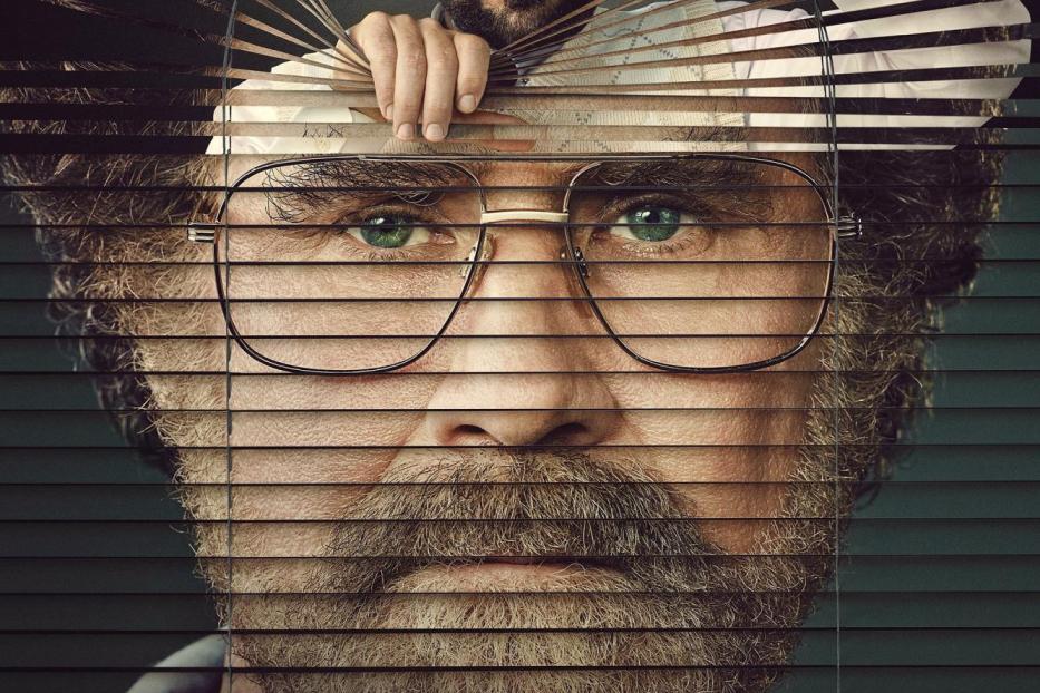 Das Filmplakat für „Der Therapeut von nebenan“ zeigt zwei Männer hinter Jalousien.