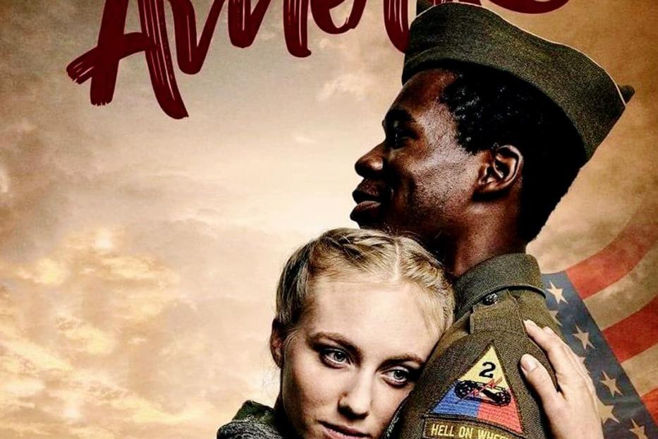Das Filmplakat zu „Ein Hauch von Amerika“ zeigt eine innige Umarmung vor einer US-Flagge.