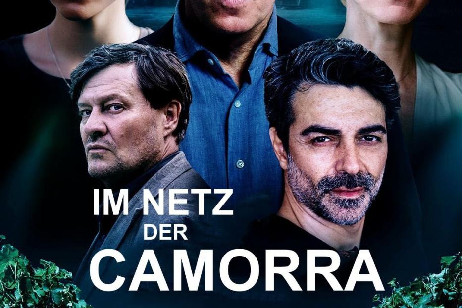 Das Filmplakat für „Im Netz der Camorra“ zeigt fünf Schauspieler vor einem Weinberg und einem Herrenhaus.