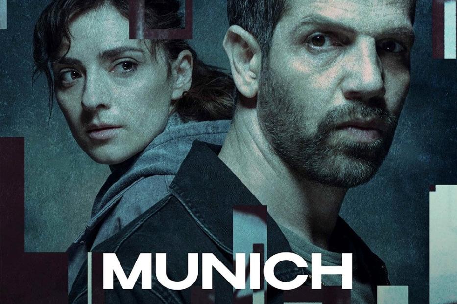 Das Filmplakat für „Munich Games“ zeigt ein Paar vor einem abstrakten Hintergrund.