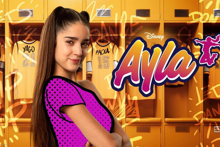 Porträt einer jungen Frau vor gelben Spinden mit Trikots für „Ayla“.