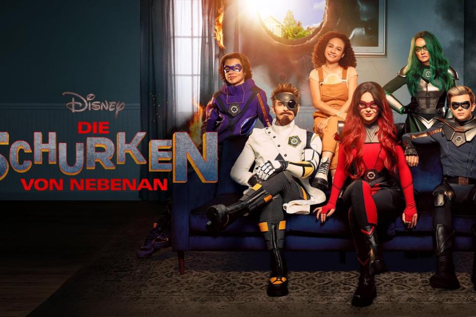 Das Poster für die Disney+-Serie „Die Schurken von Nebenan“ zeigt die Hauptdarsteller in Superheldenkostümen.