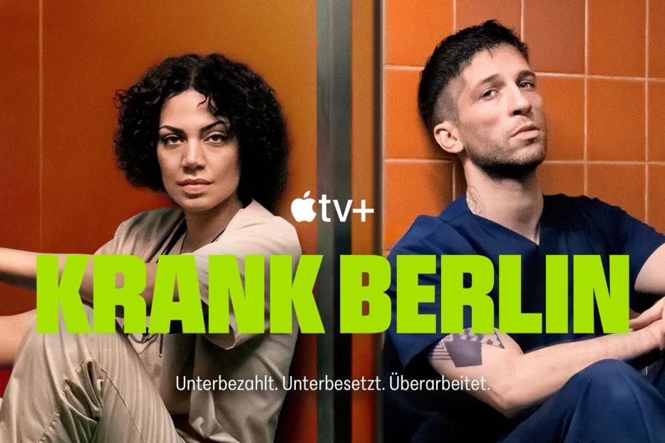 Werbeplakat für die Apple TV+ Serie „Krank Berlin“ mit zwei medizinischen Fachkräften.
