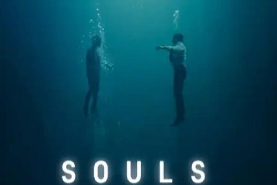 Das Poster für die Sky-Original-Serie „Souls“ zeigt zwei Personen unter Wasser.