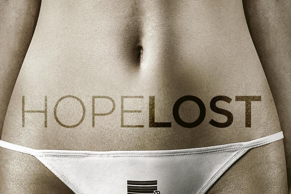 Der Torso einer Frau mit der Aufschrift „HOPELOST“ und einem Barcode auf der Unterwäsche.