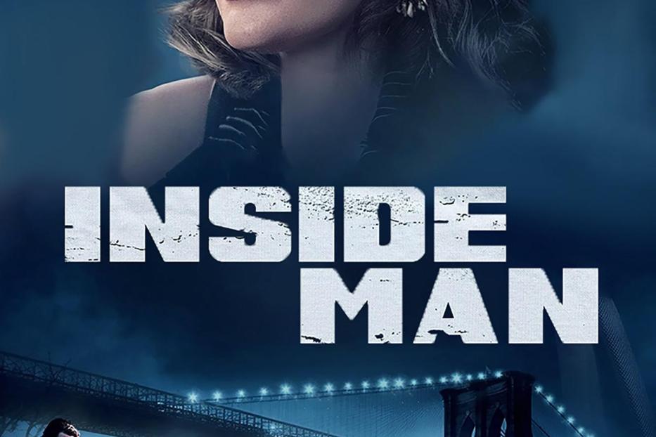 Das Filmplakat für „Inside Man“ zeigt eine Frau, einen Mann mit einer Waffe und ein Auto vor der Brooklyn Bridge.
