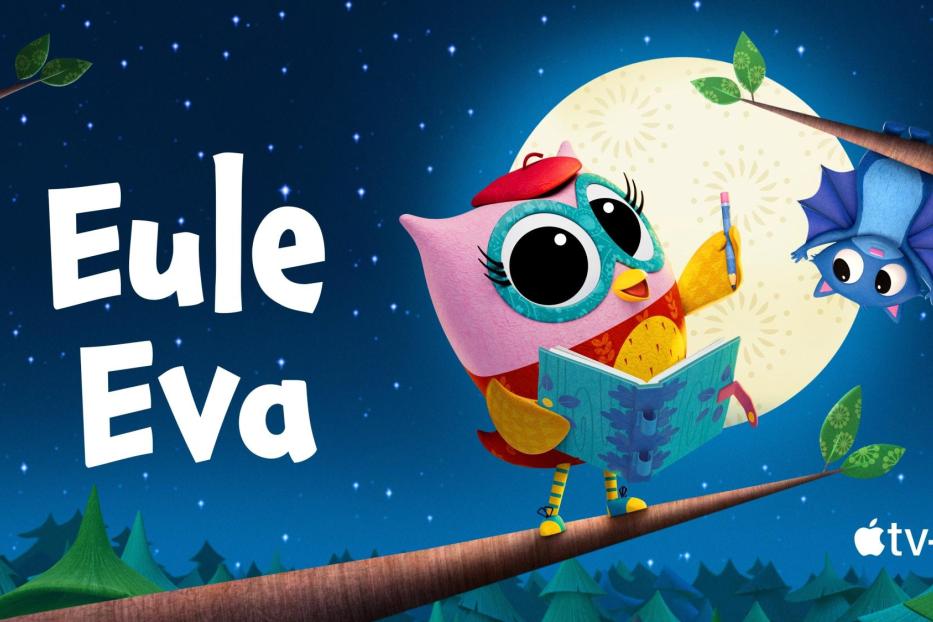 Szene mit der animierten Eule Eva, die auf einem Ast sitzt und in ein Buch schreibt, während eine Fledermaus zusieht.