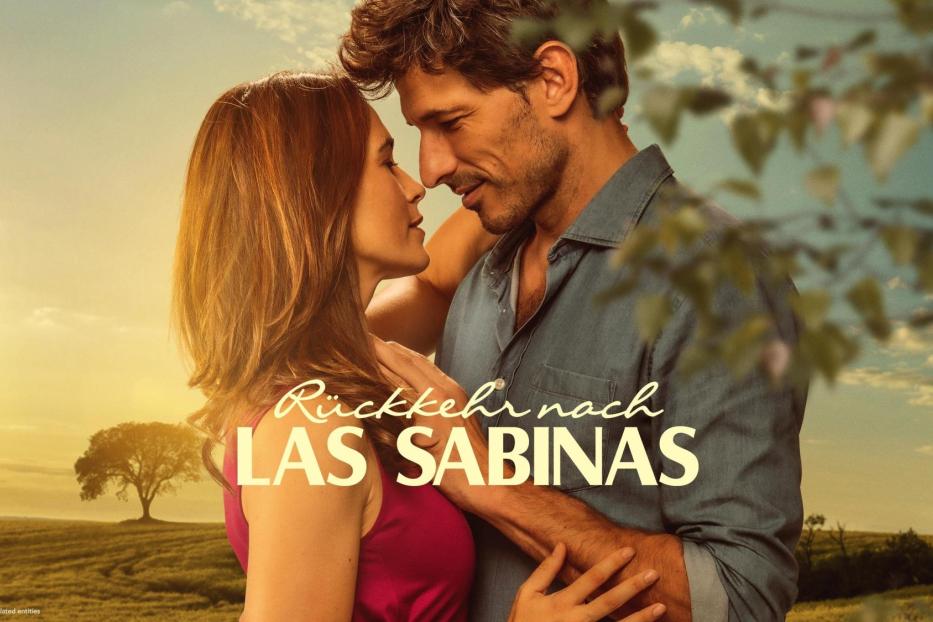 Ein Paar umarmt sich vor dem Hintergrund des Films „Rückkehr nach Las Sabinas“.