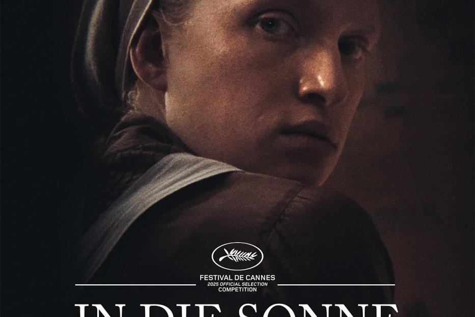 Das Filmplakat zu „In die Sonne schauen“ zeigt eine junge Frau mit ernstem Blick.