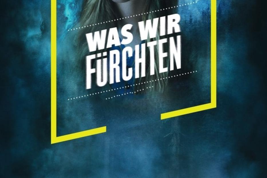 Das Filmplakat für „Was wir fürchten“ zeigt eine junge Frau vor einem nebligen Friedhof.