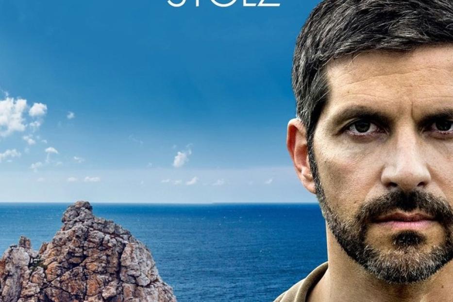 Das Cover von „Kommissar Dupin – Bretonischer Stolz“ zeigt Kommissar Dupin vor einer bretonischen Küstenlandschaft.