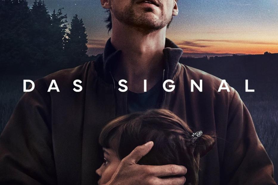 Ein Mann umarmt ein Kind vor einem Nachthimmel mit dem Titel „Das Signal“.