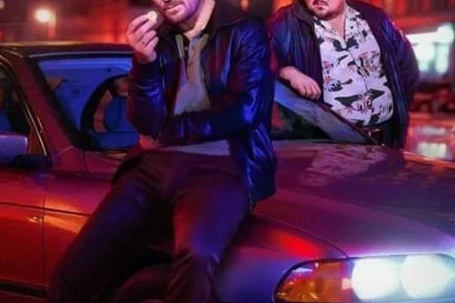 Zwei Männer lehnen an einem Auto unter dem Titel „Crooks“.