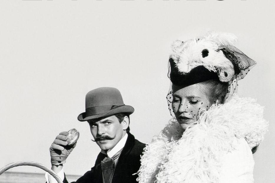 Standfoto des Films „Effi Briest“ von Fontane mit zwei elegant gekleideten Personen.