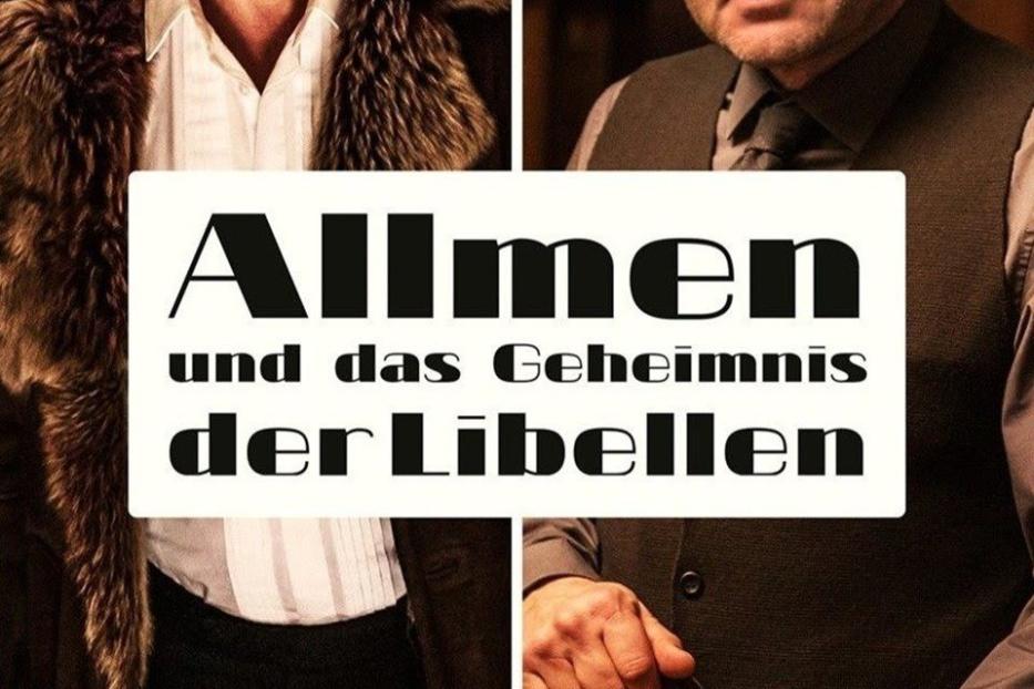 Ein Filmposter für „Allmen und das Geheimnis der Libellen“ mit zwei Männern in Anzügen.