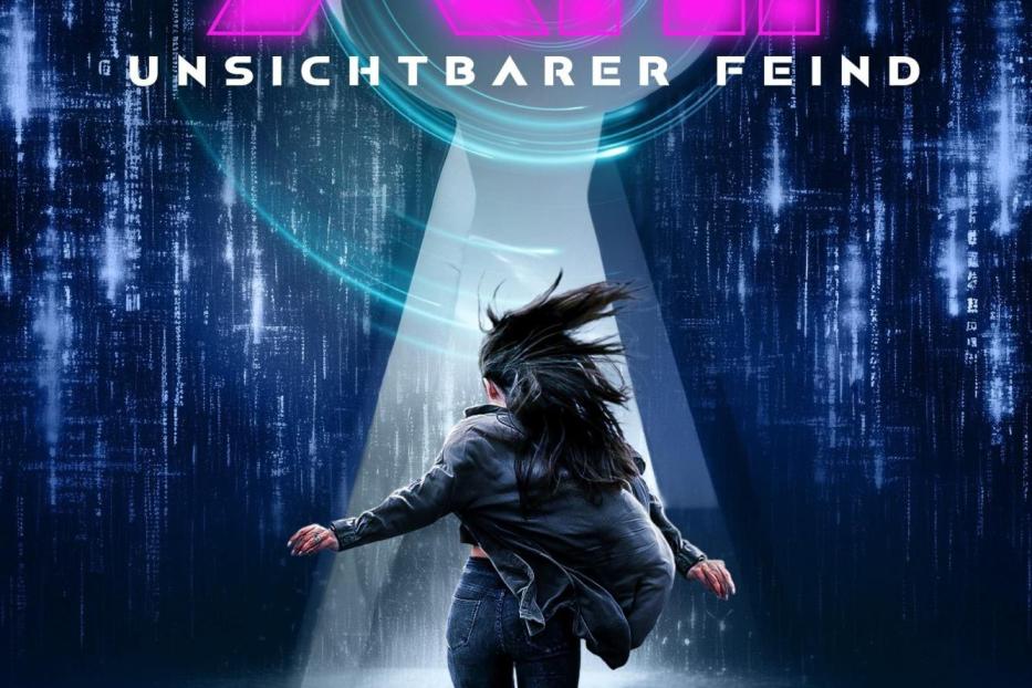 Eine Frau rennt vor einem Hintergrund aus binärem Code und dem Titel „A.I. Unsichtbarer Feind“ davon.