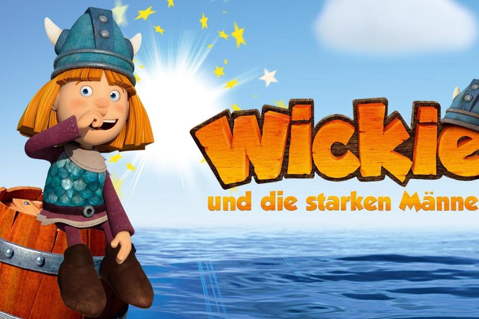 Wickie sitzt auf einem Fass vor dem Schriftzug „Wickie und die starken Männer“.