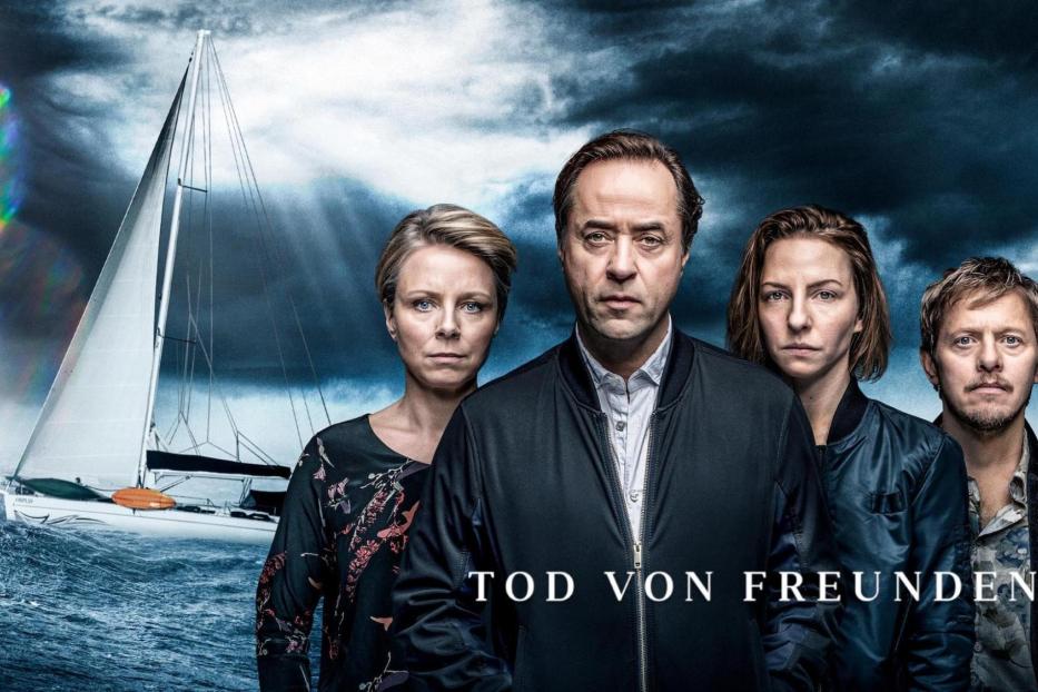 Das Filmplakat für „Tod von Freunden“ zeigt vier Personen vor einem Segelboot auf stürmischer See.