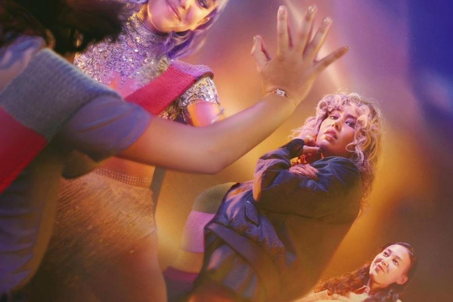 Das Poster für die Paramount+ Serie „Parallel Me“ zeigt vier Frauen in verschiedenen Posen.