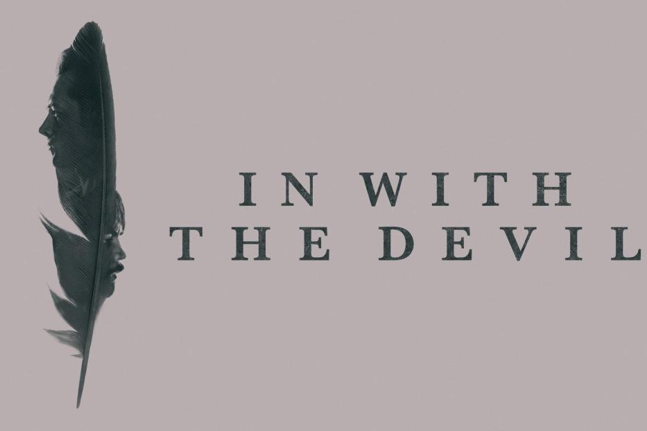 Das Filmplakat für „In With The Devil“ zeigt ein Gesicht in einer Feder.