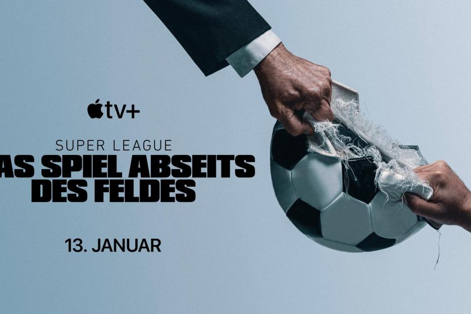 Zwei Hände zerreißen einen Fußball, im Hintergrund das Logo von Apple TV+ und der Titel „Das Spiel abseits des Feldes“.