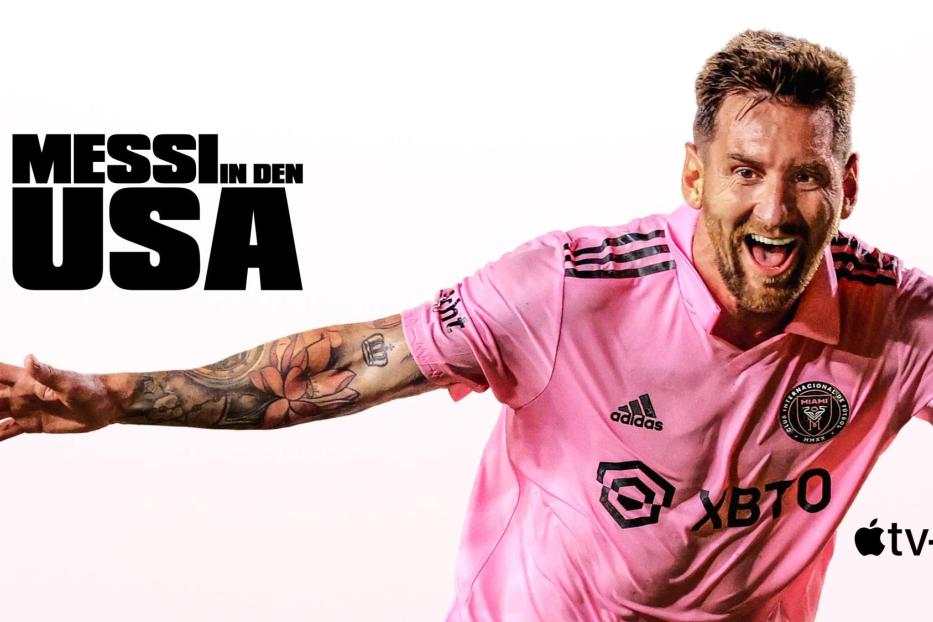 Lionel Messi im Trikot von Inter Miami vor dem Schriftzug „Messi in den USA“.
