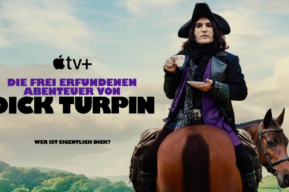 Ein Mann in historischer Kleidung reitet auf einem Pferd und hält eine Teetasse in der Hand.