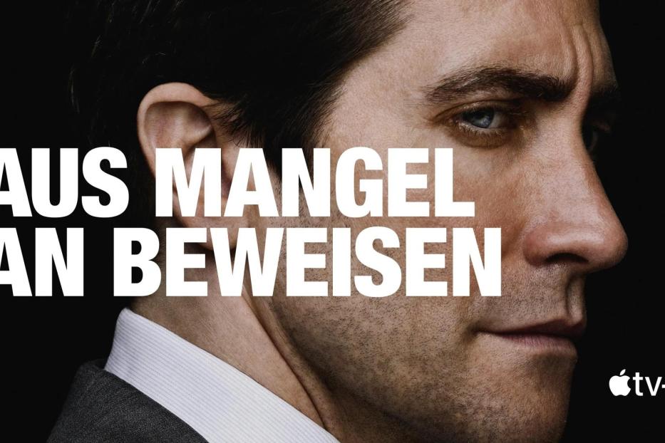 Das Gesicht von Jake Gyllenhaal im Profil vor dem Hintergrund des Titels „Aus Mangel an Beweisen“.