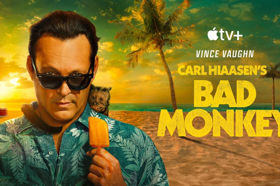 Das Poster für „Bad Monkey“ zeigt Vince Vaughn mit einem Affen und einem Eis am Strand.