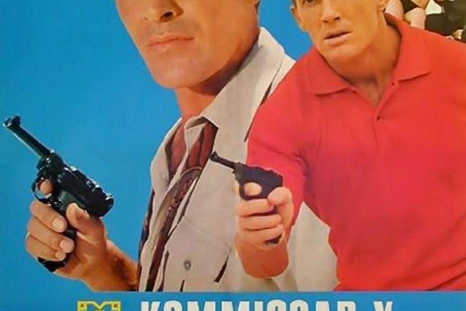 Das Filmplakat für „Kommissar X – Drei goldene Schlangen“ zeigt Tony Kendall mit einer Pistole.