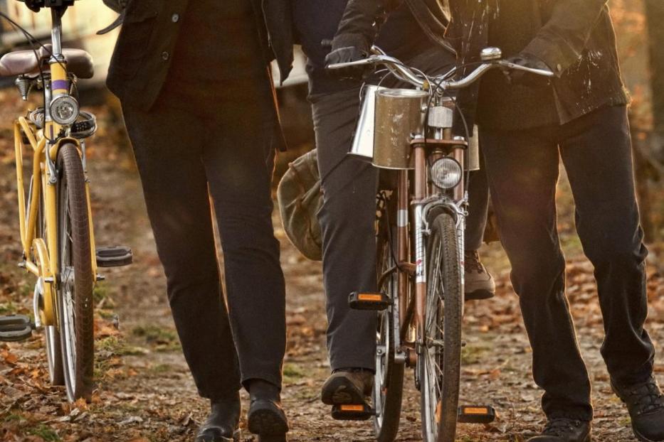 Joachim Król, Martina Gedeck und Peter Lohmeyer auf Fahrrädern im Film „Endlich Witwer – Forever Young“.
