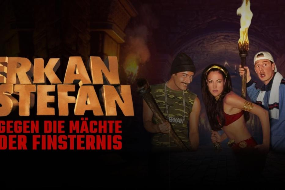 Das Filmplakat zu „Erkan & Stefan – Gegen die Mächte der Finsternis“ zeigt die Hauptdarsteller in einem Abenteuer-Setting.