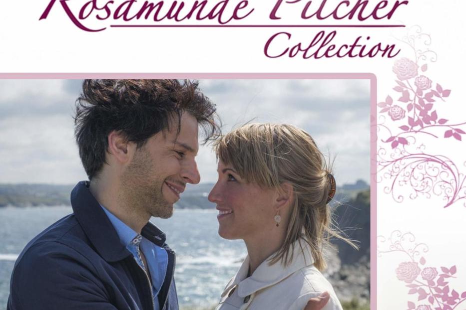 Ein Paar umarmt sich verliebt vor der Küste Cornwalls im Film „Geerbtes Glück“.