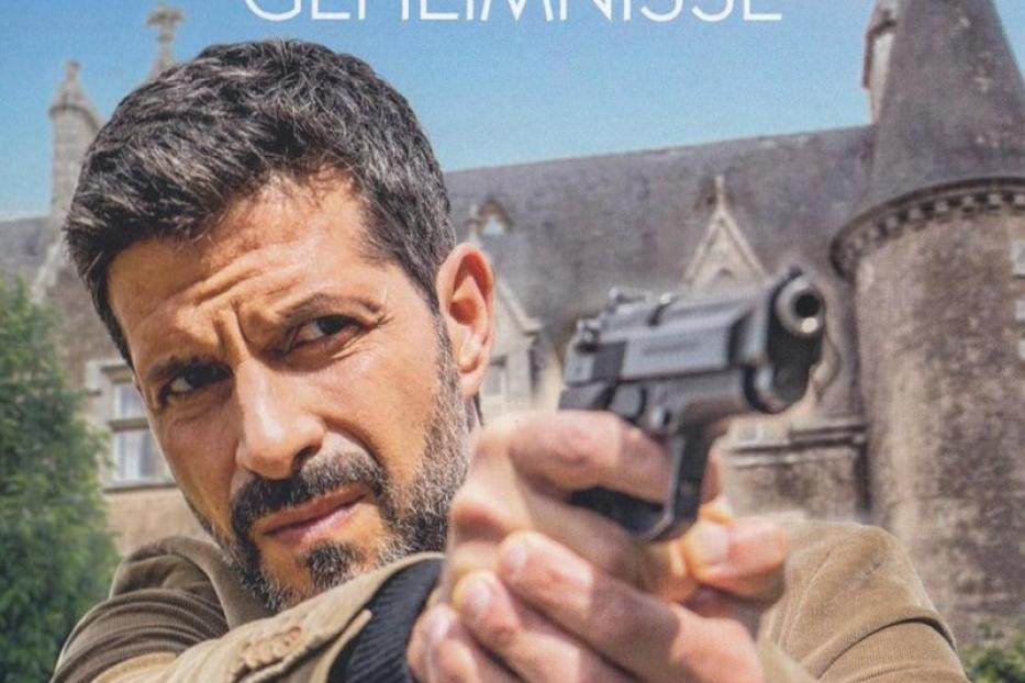 Das Cover von „Kommissar Dupin – Bretonische Geheimnisse“ zeigt Kommissar Dupin mit einer Waffe vor einem Schloss.