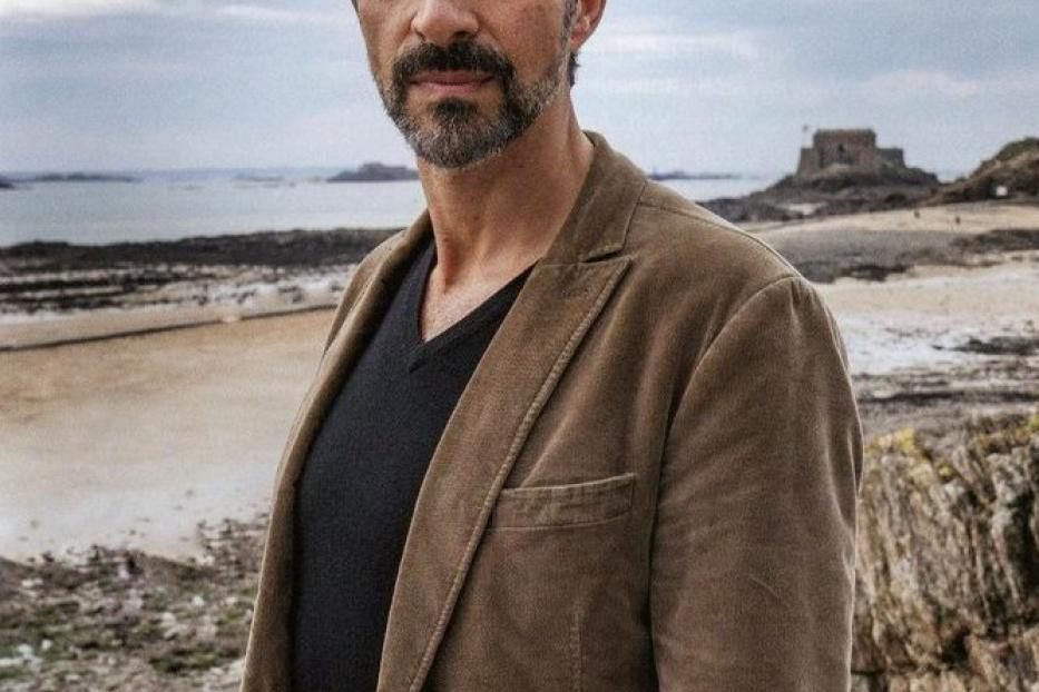 Das Cover von „Kommissar Dupin – Bretonische Spezialitäten“ zeigt Kommissar Dupin vor einer bretonischen Küstenlandschaft.