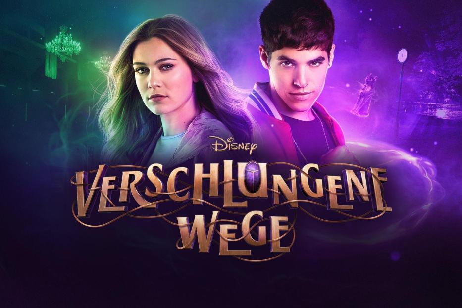 Das Filmplakat für „Verschlungene Wege“ zeigt zwei junge Darsteller vor einem mystischen Hintergrund.