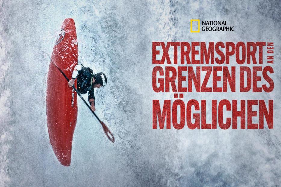 Ein Kajakfahrer inmitten von Stromschnellen, Extremsport darstellend.