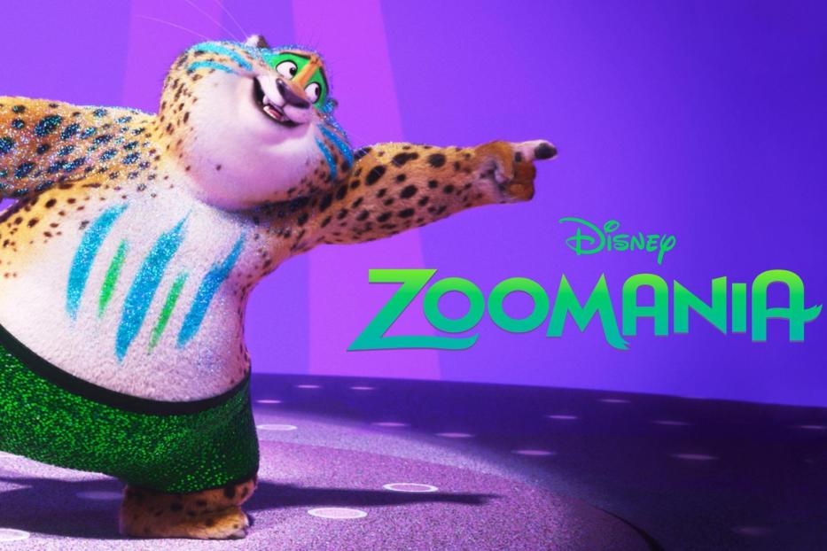 Ein Leopard in grüner Hose posiert vor dem Schriftzug „Zoomania+“ von Disney.