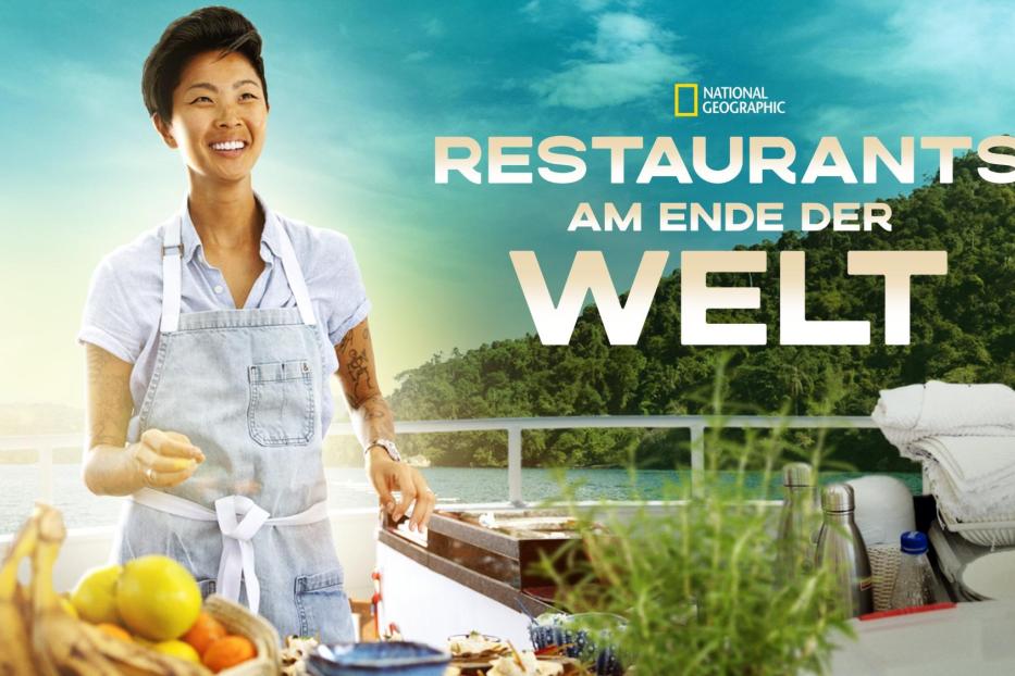 Eine Köchin bereitet Essen vor dem Hintergrund der National Geographic Serie „Restaurants am Ende der Welt“ zu.