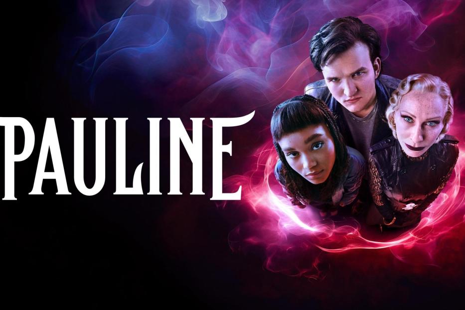 Das Filmplakat zu „Pauline“ zeigt drei junge Darsteller vor einem abstrakten, farbigen Hintergrund.