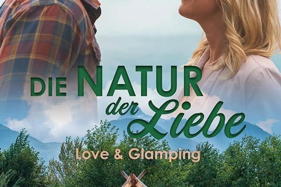Das Filmplakat für „Die Natur der Liebe“ mit Emilie Ullerup und Christopher Russell vor einem Glamping-Zelt.