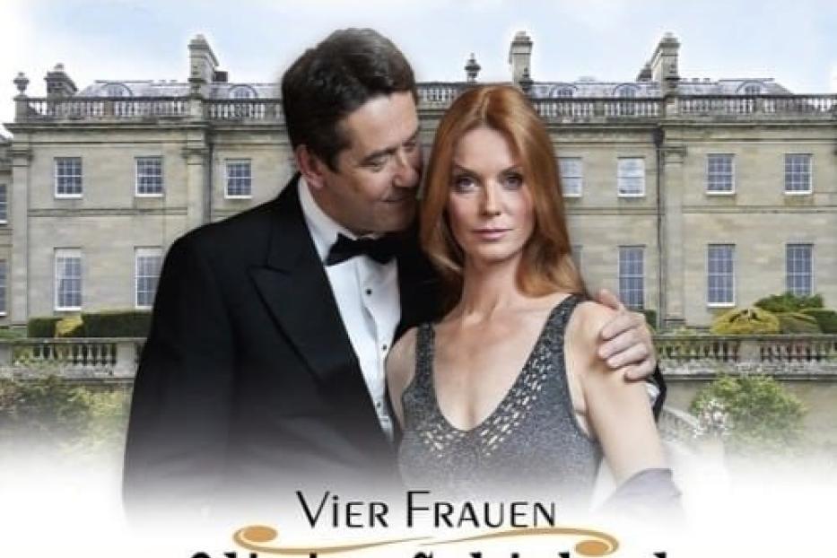Das Filmplakat zu „Vier Frauen – Olivias Schicksal“ nach Rosamunde Pilcher zeigt ein Paar vor einem Herrenhaus.