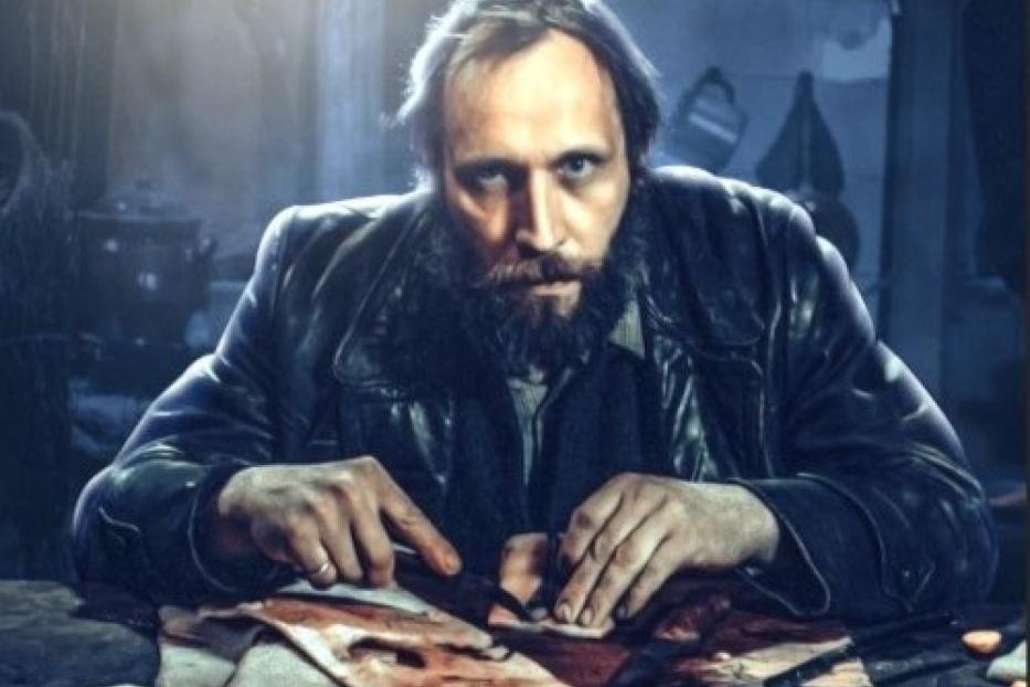 Das Filmplakat zeigt Rolf Bach als Karl Denke, der an einem Tisch sitzt und etwas bearbeitet.