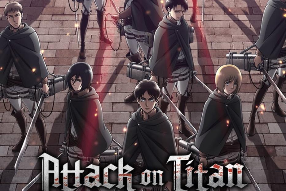 Eine Gruppe von Charakteren aus „Attack on Titan“ steht auf einem gepflasterten Platz.