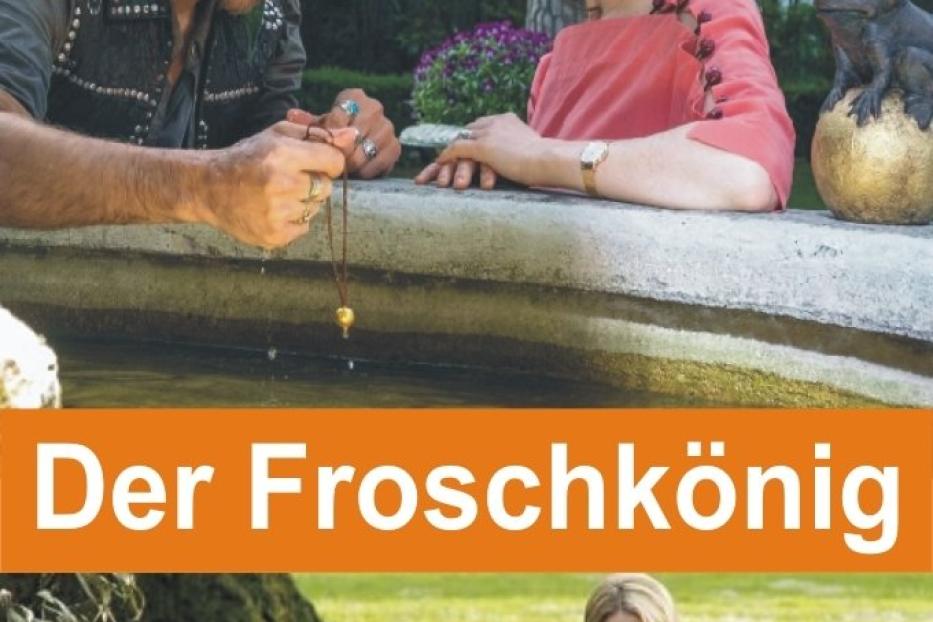 Das Filmplakat für „Der Froschkönig“ zeigt zwei Schauspieler am Brunnen und eine junge Frau im Gras.